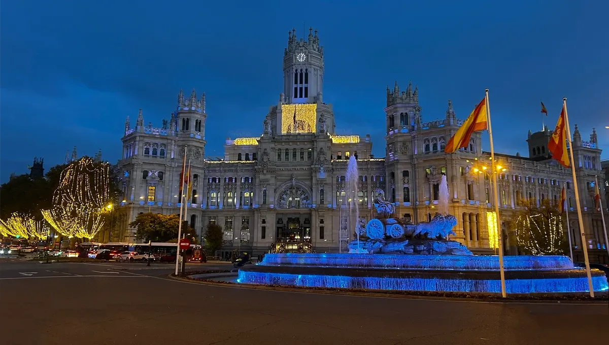 Plaza de Cibeles Palacio de Cibeles and the Fuente de Cibeles in the evening, Madrid