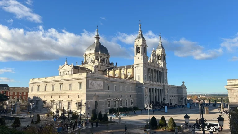 Catedral de la Almudena y Plaza de la Armería vistas desde el mirador exterior, Madrid.