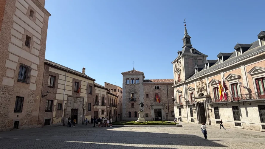 Plaza de la Villa with the Casa y Torre de los Lujanes on the left, the Casa de Cisneros at center and the Casa de la Villa on the right, Madrid