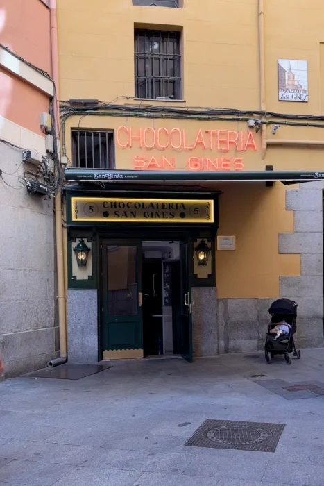 Entrada de la Chocolatería San Ginés en el Pasadizo de San Ginés, Madrid