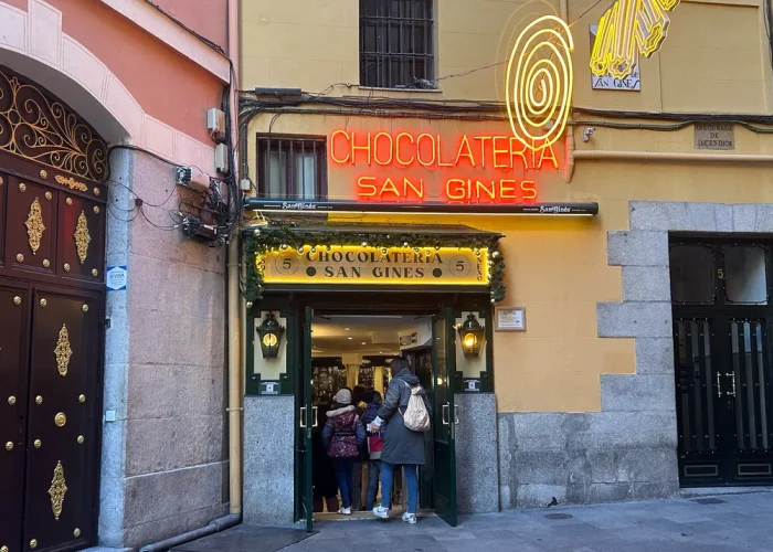 Entrada de la Chocolatería San Ginés en Madrid.