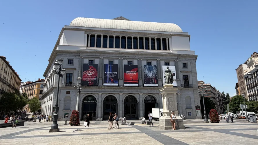 Fachada del Teatro Real en la Plaza de Isabel II, Madrid