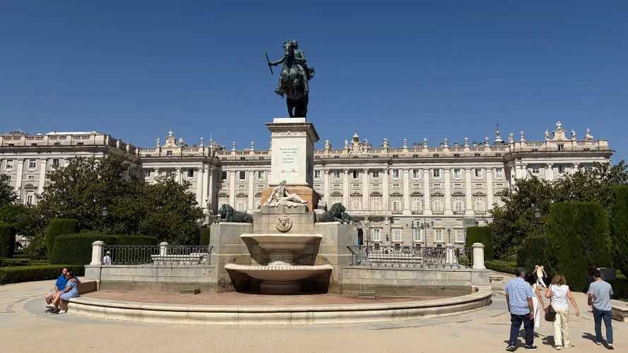 Estatua ecuestre de Felipe IV con el Palacio Real al fondo en la Plaza de Oriente, Madrid