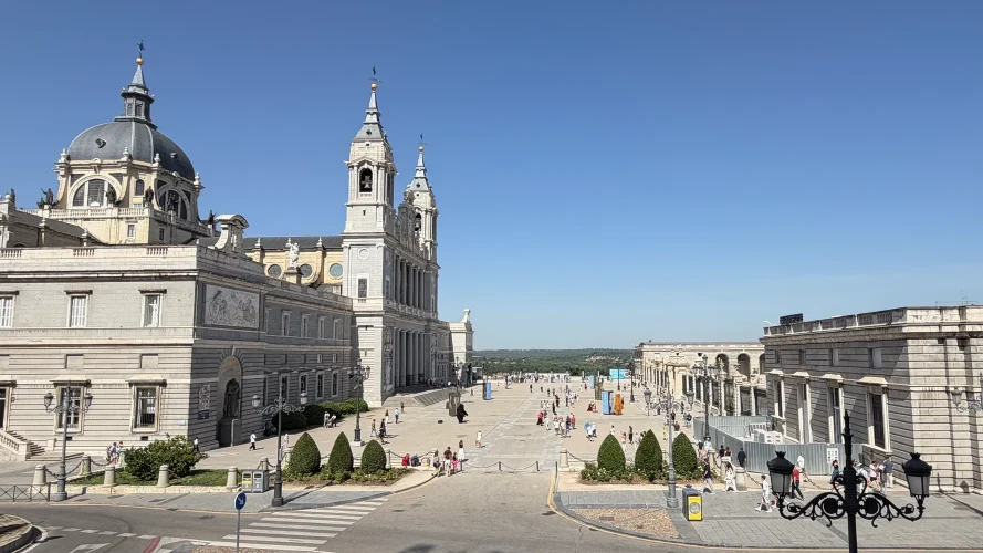 Vista de la Catedral de la Almudena y la Plaza de la Armería desde el mirador exterior, Madrid