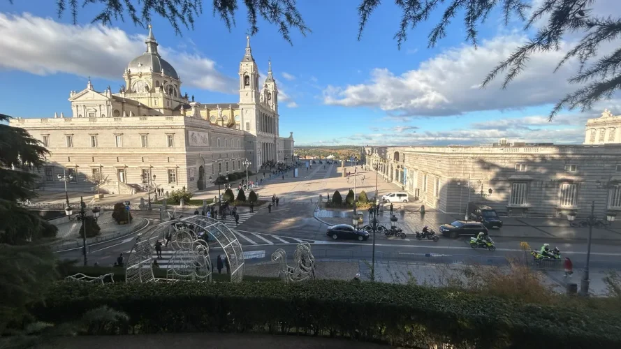 Catedral de la Almudena y Palacio Real vistos desde el mirador exterior, Madrid.